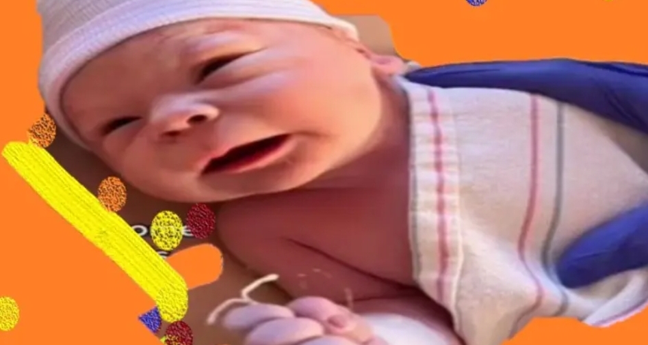 مقطع فيديو على تيك توك لمولود وهو يحمل في كفه شيء غريب يحصد ملايين المشاهدات