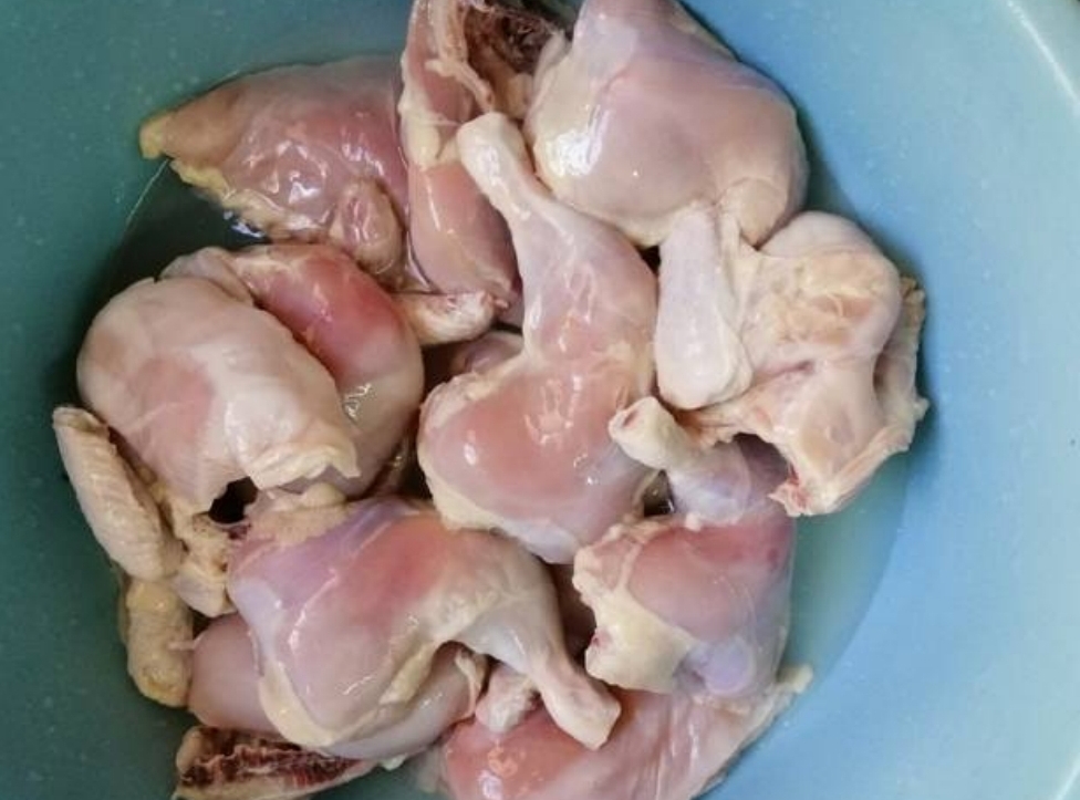 خطوات سهلة لتنظيف الدجاج الطازج بدون تعب