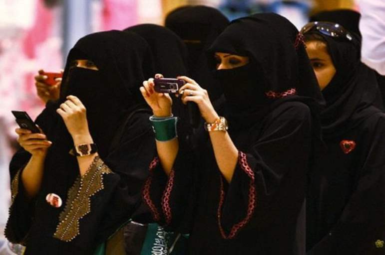 سعودية تكتشف كارثة بعد تفتيش جوال زوجها.. و هذه هي الكارثة !!