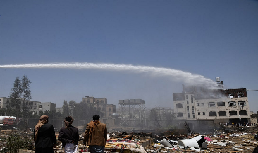 الطيران الارهابي السعودي يقصف منازل المدنيين في صنعاء واستشهاد 10 مدنيين بينهم أطفال ونساء